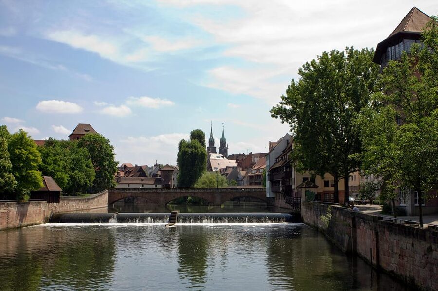 Nuremberg: The Old Town in Evening Light - IN GERMAN - What the $17 price delivers