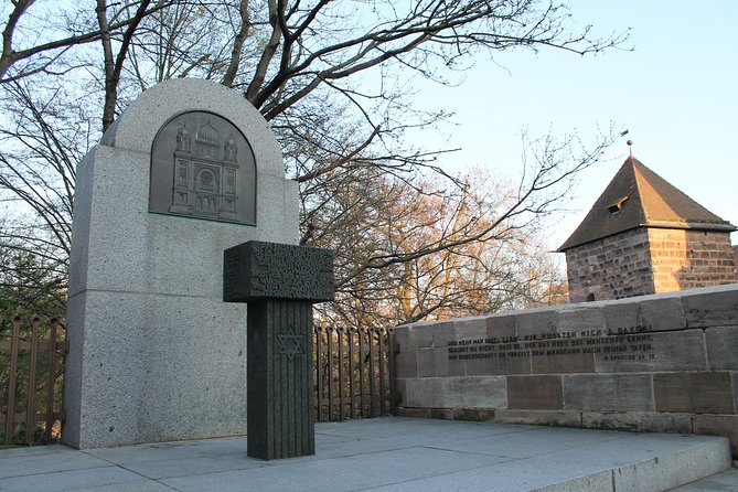 Nuremberg Third Reich Tour in Spanish - Hauptmarkt and Frauenkirche: beginning with the 1349 pogrom