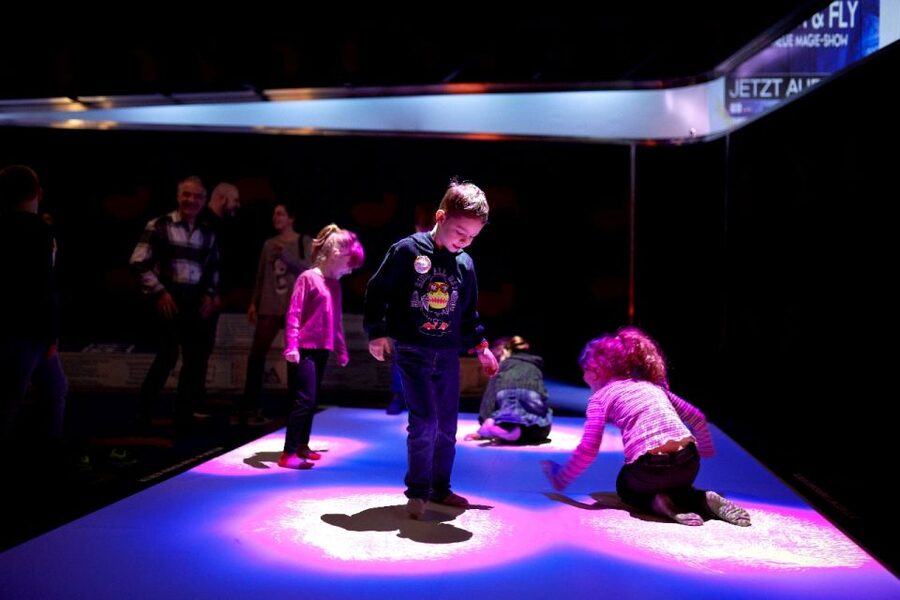Oberhausen: HOUSE OF MAGIC - powered by Ehrlich Brothers - Try the virtual flight and teleportation effects