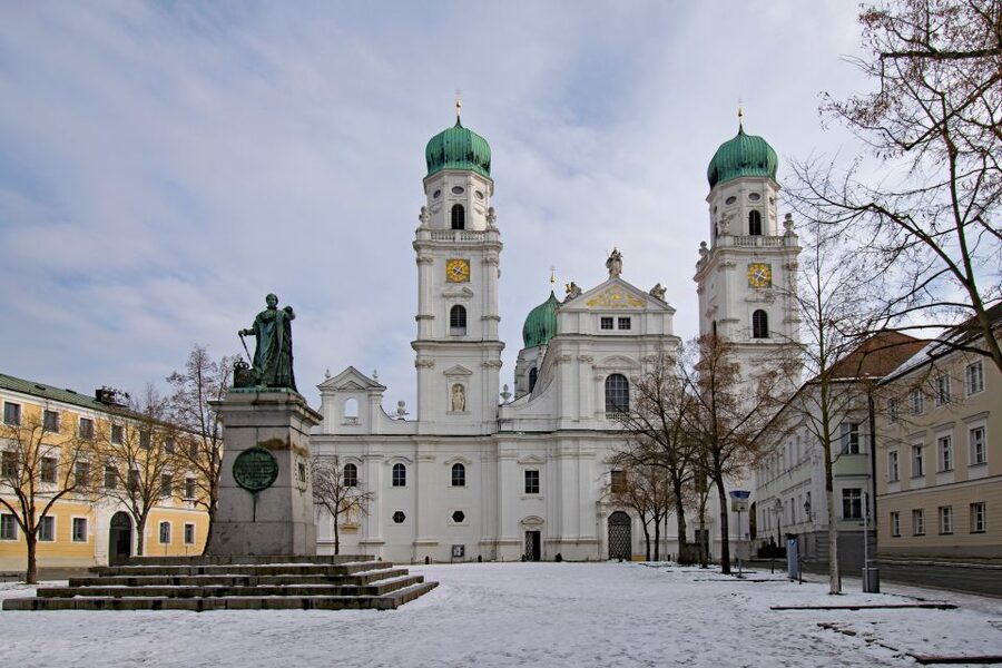 Passau: 1-Hour Guided City Walking Tour - Reading Passau’s floods at the Old Town Hall