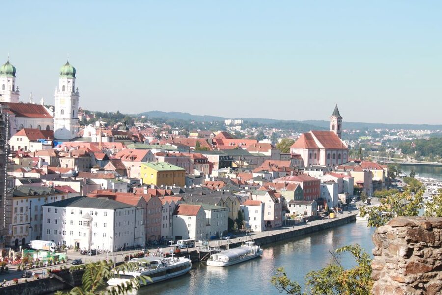Passau: City Highlights Guided Walking Tour - Höllgasse and its painted cobblestones