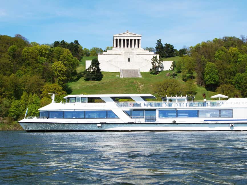 Regensburg: Sightseeing Cruise to Walhalla - Sailing toward Walhalla