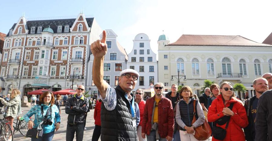 Rostock: Guided tour of the historic city center - Starting outside Tourist-Information Rostock