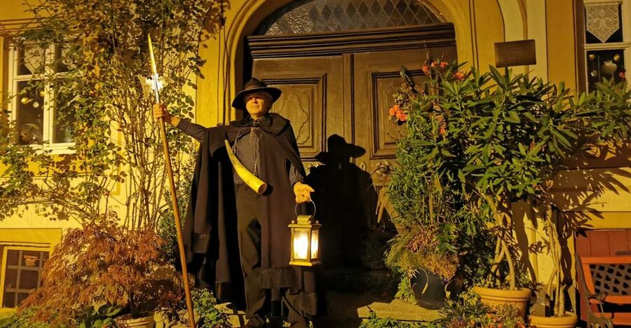 Rothenburg: Private Night Watchman Tour - The watchman arrives in full medieval dress