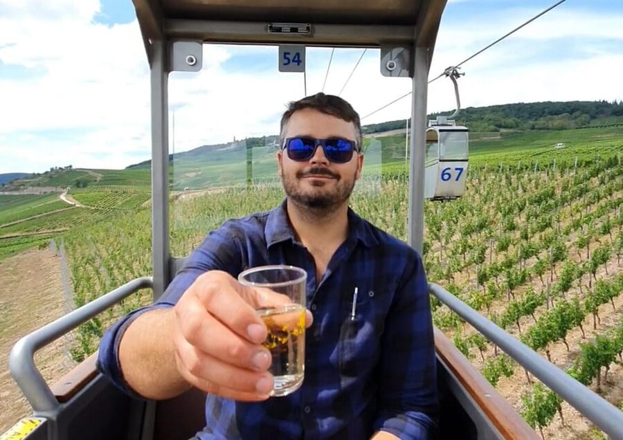 Rüdesheim - Guided wine hikes with 4wines and cable car ride - Four wines and a historic restaurant finish