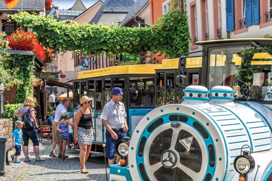 Rüdesheim sightseeing tour with the Winzerexpress - Through Rüdesheim’s old town lanes