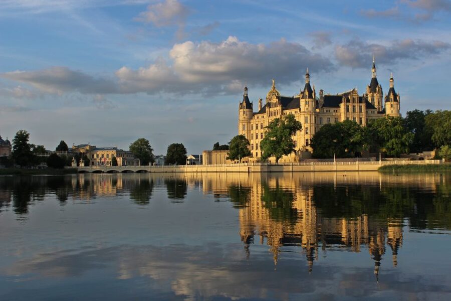 Schwerin: City Highlights Guided Tour - Market Square and the Buttocks Parade