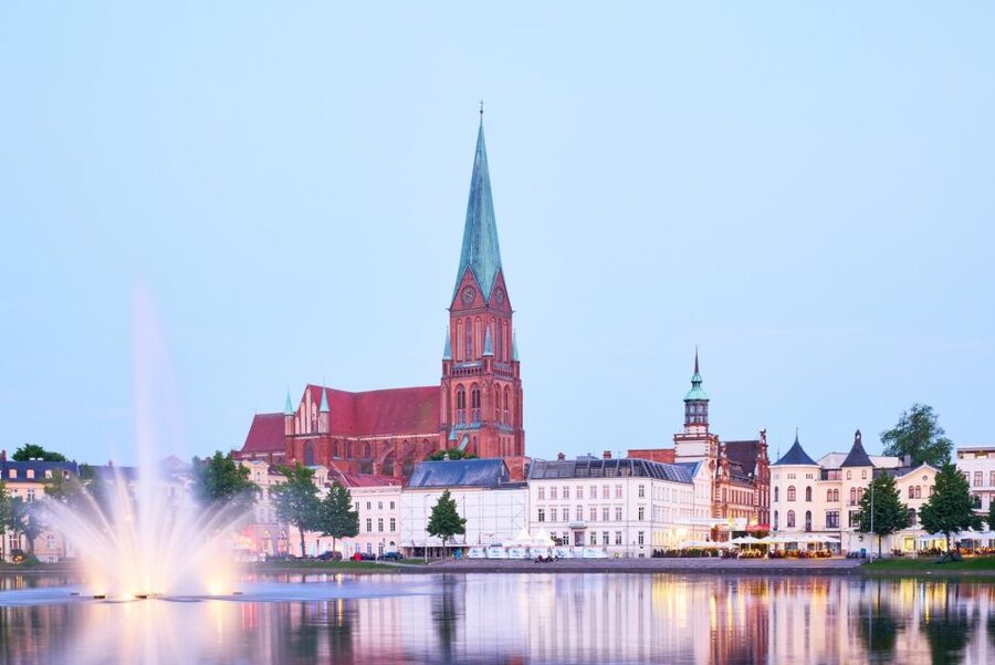 Schwerin: City Highlights Guided Tour - Schwerin Cathedral and the old-town lanes