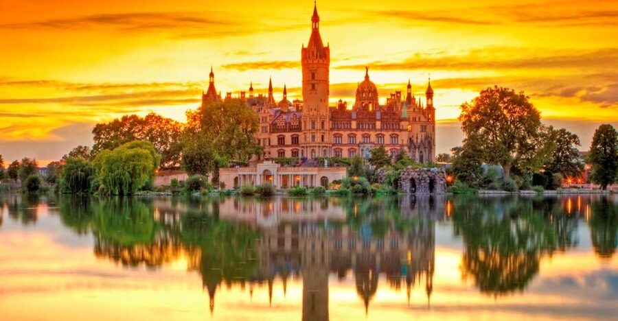Schwerin: City Highlights Guided Tour - Meeting at the Tourist Information