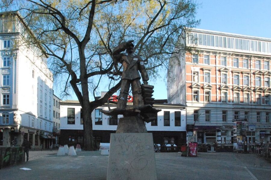 St. Pauli: Daytime Tour - Hans-Albers-Platz and St. Pauli’s local characters