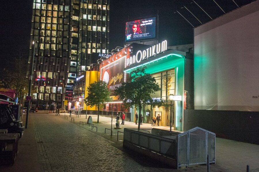 St. Pauli Nightlife Tour with Drag Queen in German - Should you book it?