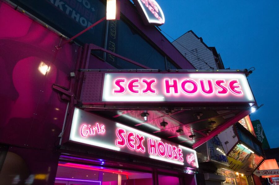 St. Pauli Nightlife Tour with Drag Queen in German - Olivia Jones’ Dollhouse and the bar finale