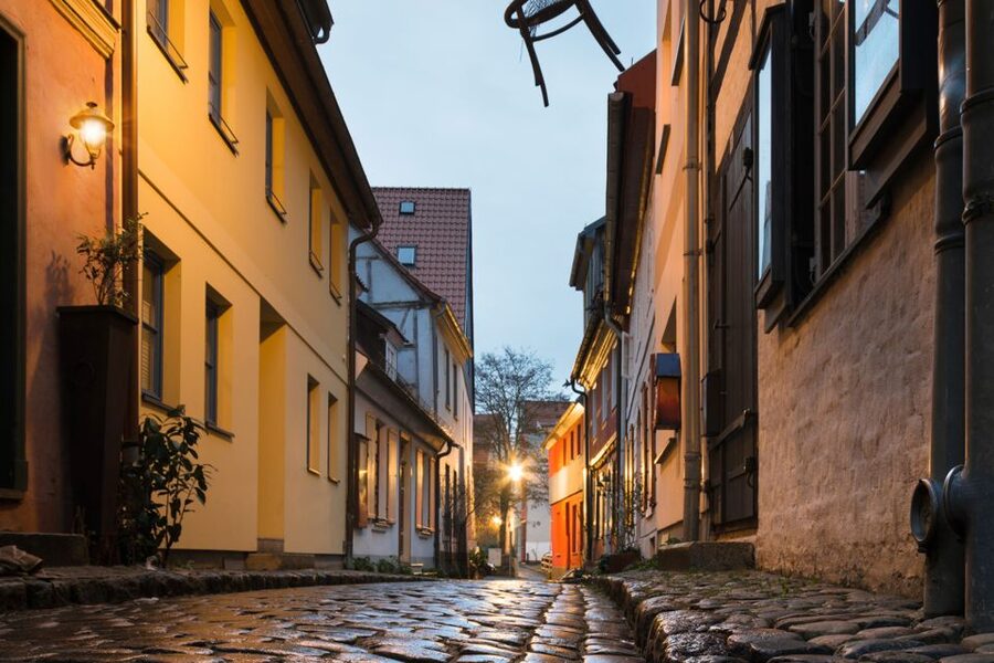 Stralsund: Old Town Evening Tour with a Night Watchman - City Walls, Kniepertor, and Kütertor