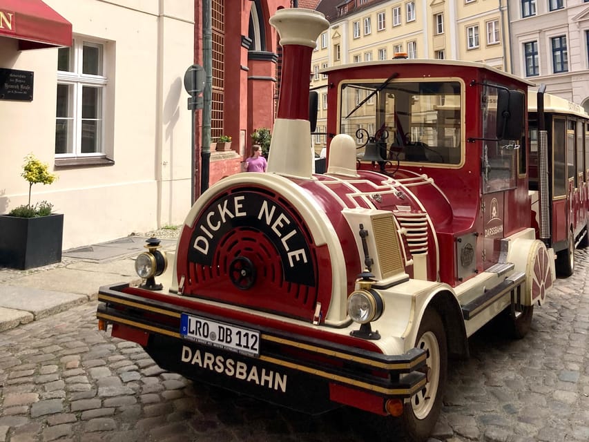 Stralsund: Stadtrundfahrt durch die historische Altstadt - What the German commentary adds