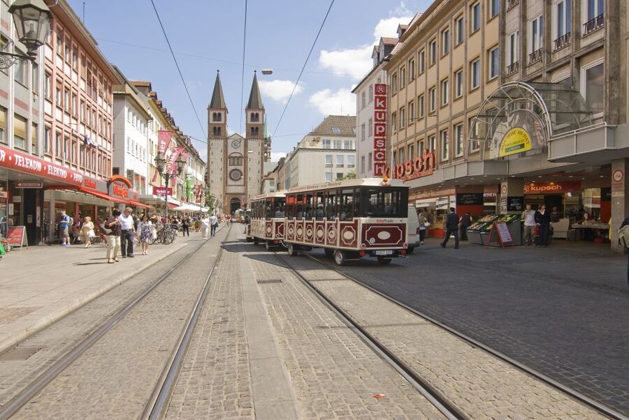 Würzburg: City Tour with the Bimmelbahn Train - Leaving the Residence for the old town